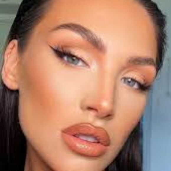 Bobbi Brown Luxe Matte Lipstick in Beige Dew - Picture 10 of 17